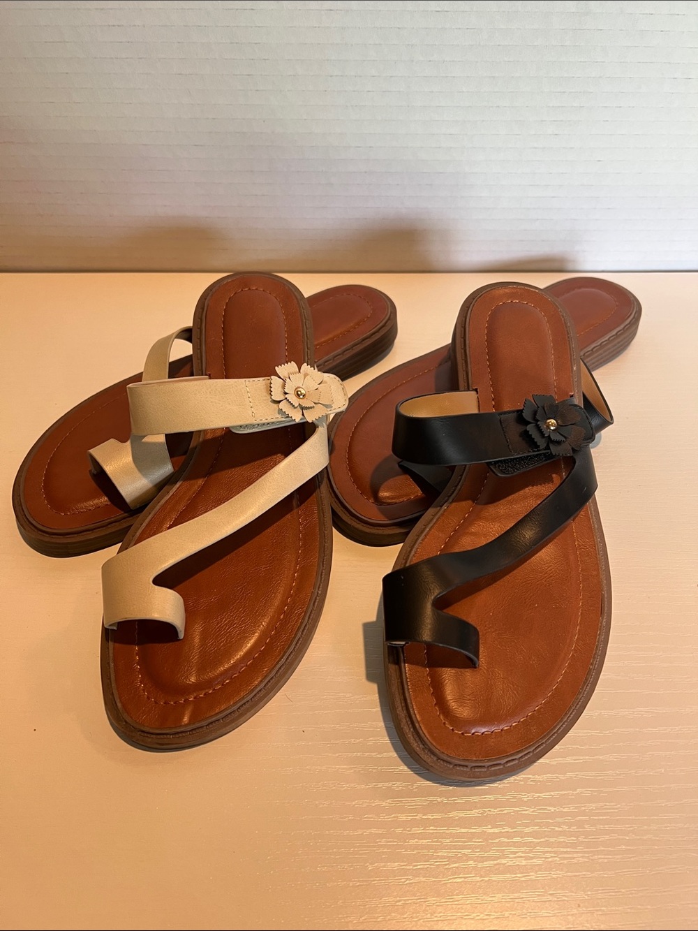 Women’s Floral Accent Toe-Loop Sandals - Black & Beige